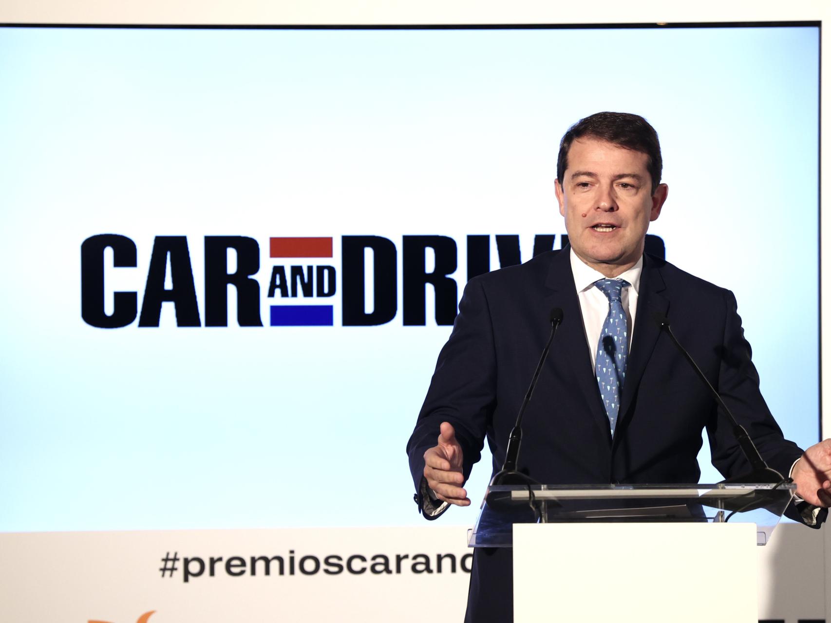 El presidente de la Junta, Alfonso Fernández Mañueco, durante su intervención en la entrega de premios de Car and Drive en Madrid, este martes.
