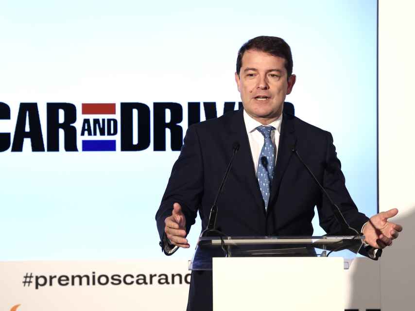 El presidente de la Junta, Alfonso Fernández Mañueco, durante su intervención en la entrega de premios de Car and Drive en Madrid, este martes.