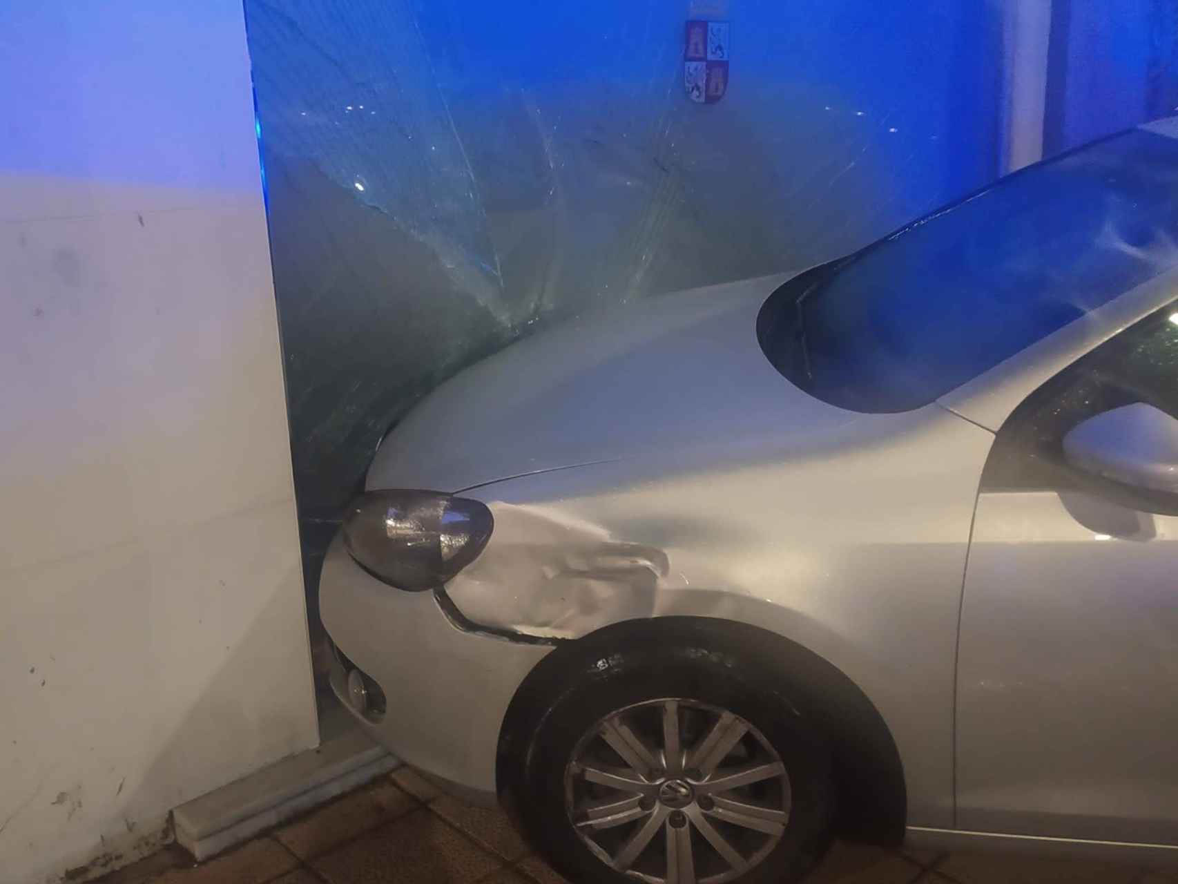 Imagen del vehículo que se empotró contra una fachada en Valladolid.