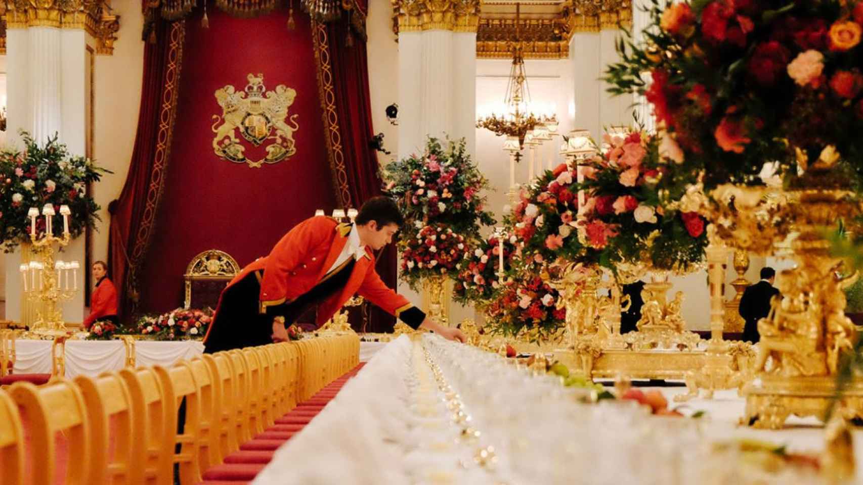 Un empleado de Buckingham preparando la mesa para un banquete.