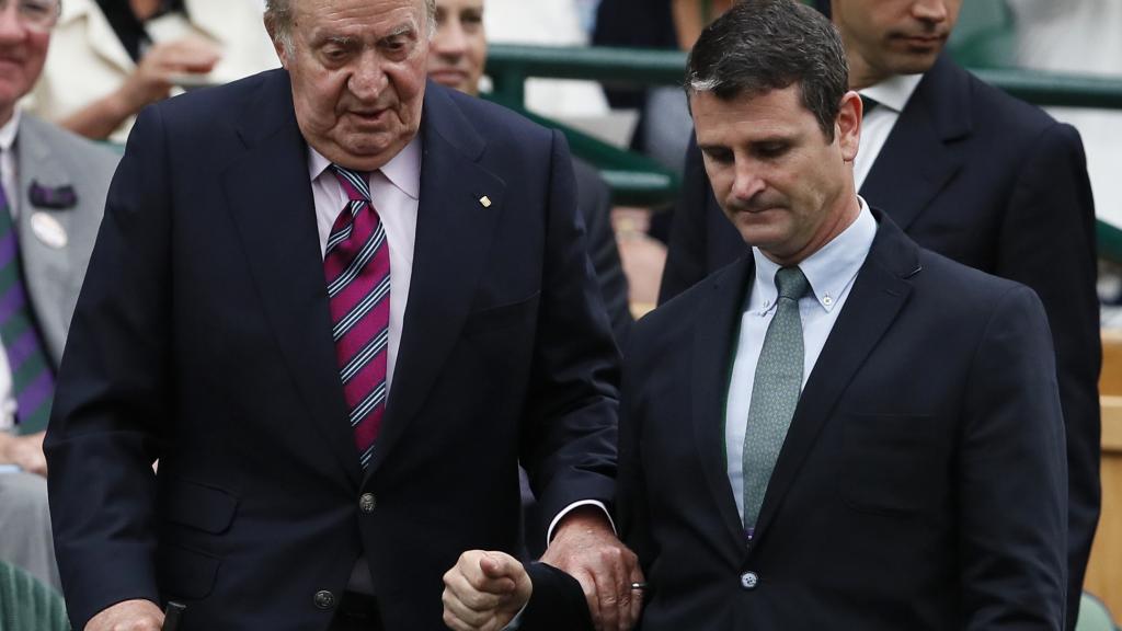 El rey emérito Juan Carlos y su jefe de seguridad, Vicente García-Mochales, en Wimbledon 2017.