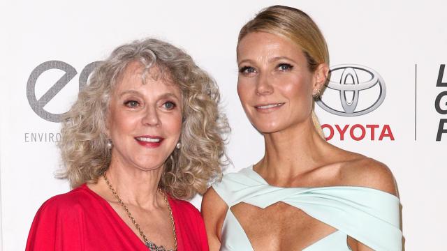 La actriz Gwyneth Paltrow junto a su madre, Blythe Danner, en un evento público en Burbank, en 2015.