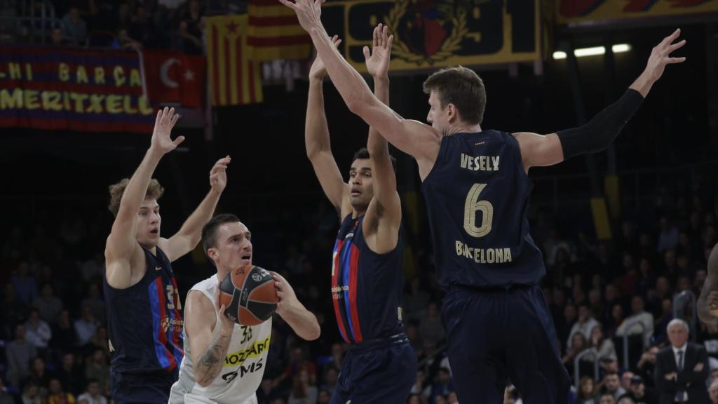 Vesely defiende una ataque rival.