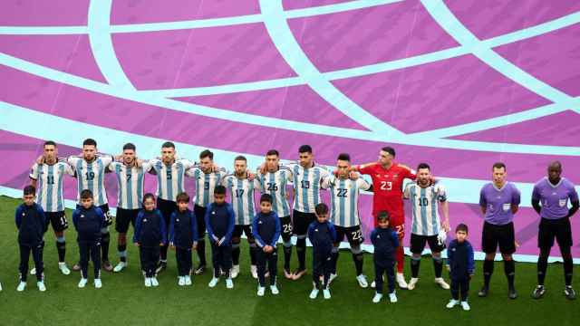 Los jugadores de la selección argentina escuchan el himno nacional antes del partido frente a Arabia Saudí en el mundial de 2023