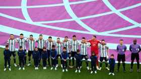 Los jugadores de la selección argentina escuchan el himno nacional antes del partido frente a Arabia Saudí en el mundial de 2023