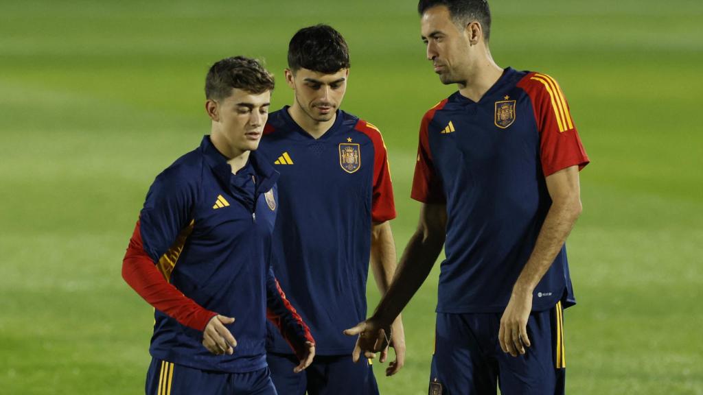 Busquets, Pedri y Gavi en un entrenamiento con la Selección en Qatar