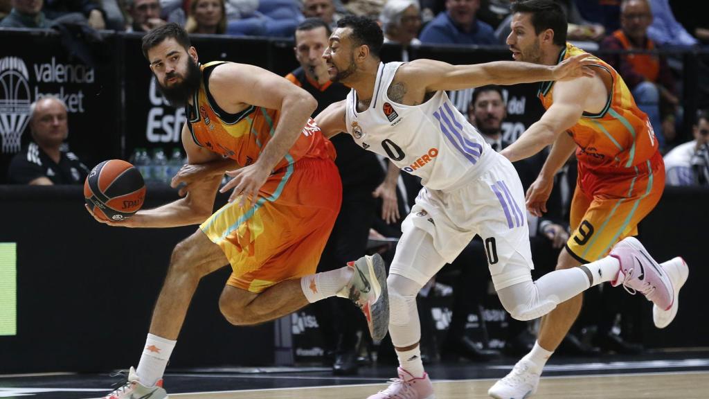 Nigel Williams-Goss defiende ante Bojan Dubljevic.