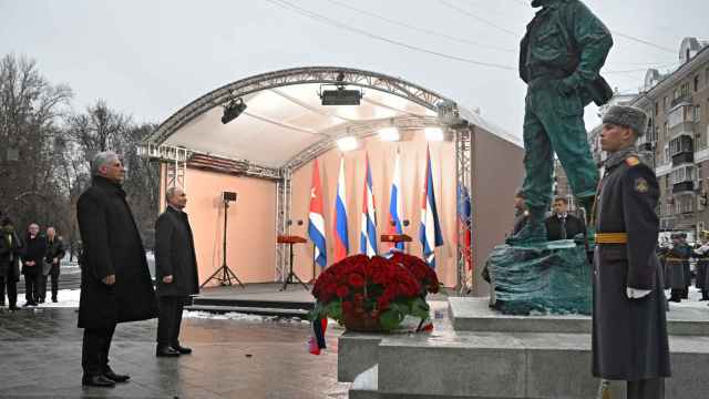 Miguel Díaz-Canel y Vladímir Putin presentan una estatua de Fidel Castro en Moscú, Rusia, este martes.