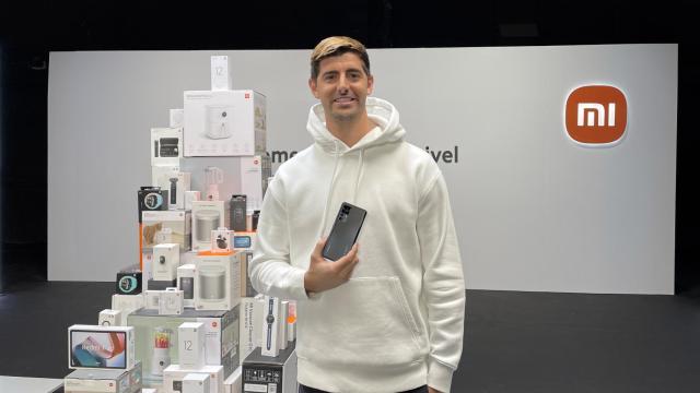 Thibaut Courtois con el Xiaomi 12T Pro.