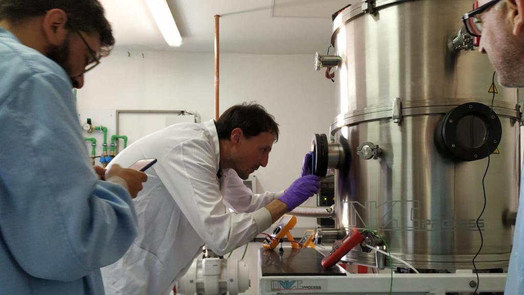 Alejandro Datas y miembros de su equipo con el prototipo de batería termofotovoltaica