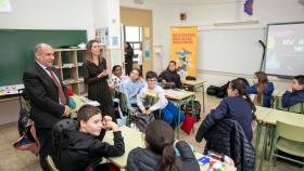 Jesús Celemín y Mónica Martínez visitan un colegio.