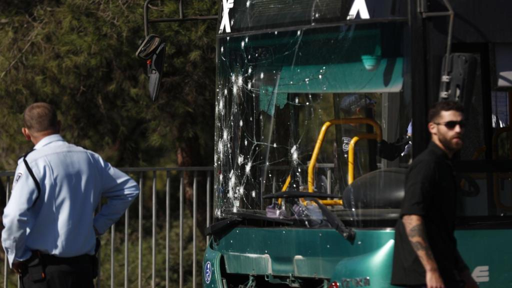 Así ha quedado un autobús tras la explosión de una bomba en una estación de Jerusalén.