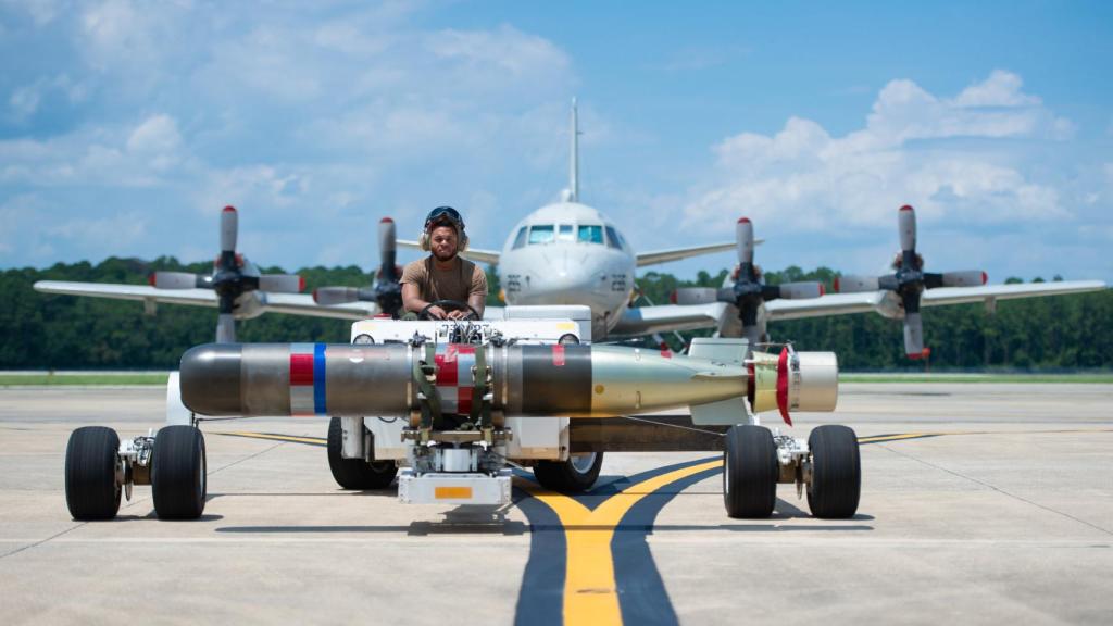 Un operario transportando un torpedo Mk 54 en una base aérea de EEUU