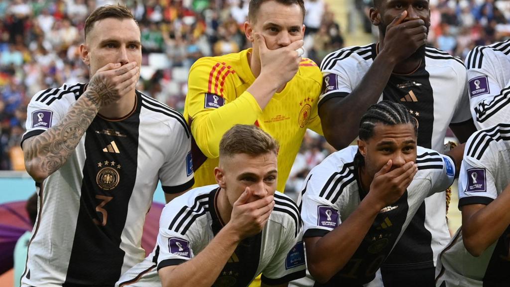 Los jugadores alemanes se tapan la boca en señal de protesta.