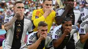 Los jugadores alemanes se tapan la boca en señal de protesta.