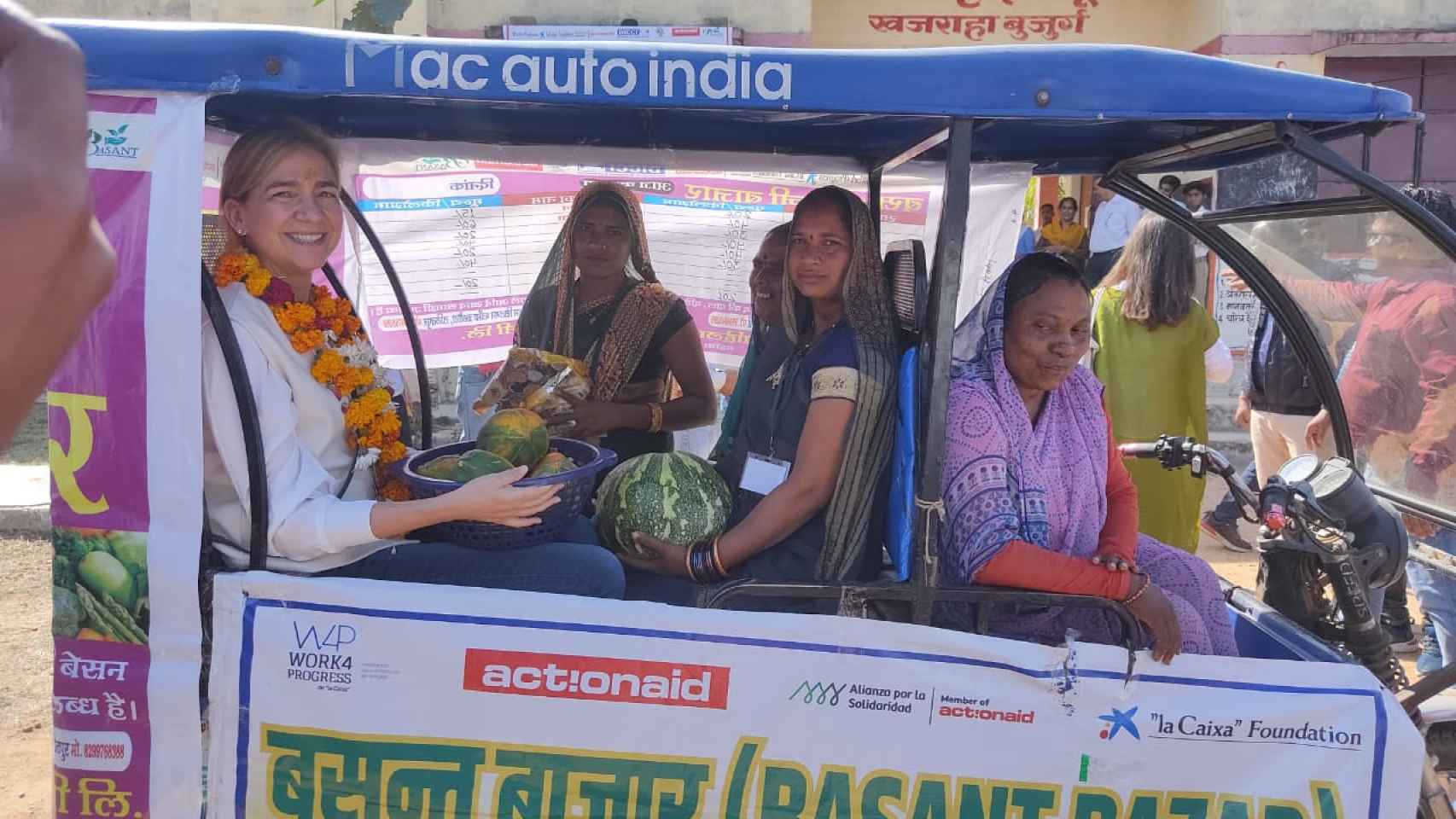 La infanta Cristina, subida en un típico 'rickshaw'  con varias mujeres indias.