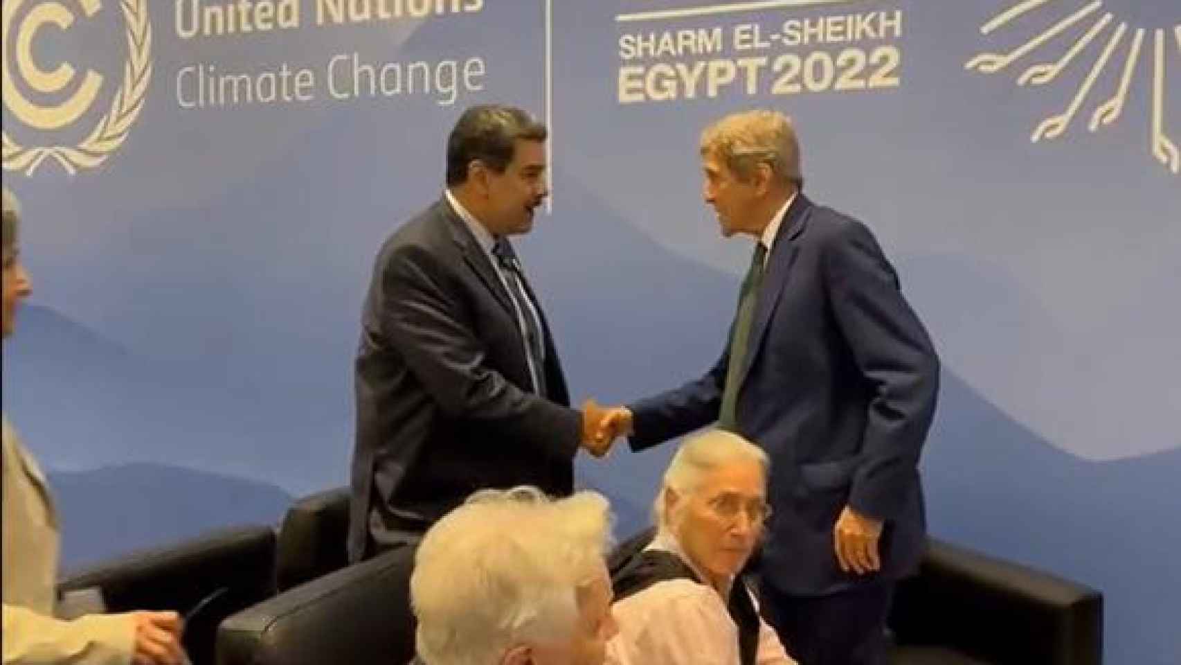 El enviado especial de EE.UU. para el Clima, John Kerry, y el presidente de Venezuela, Nicolás Maduro, en su breve encuentro en la COP27 el pasado 7 de noviembre.