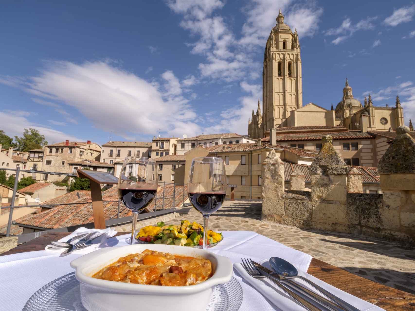 Disfrutar de la gastronomía con vistas a la Catedral de Segovia, un placer incomparable