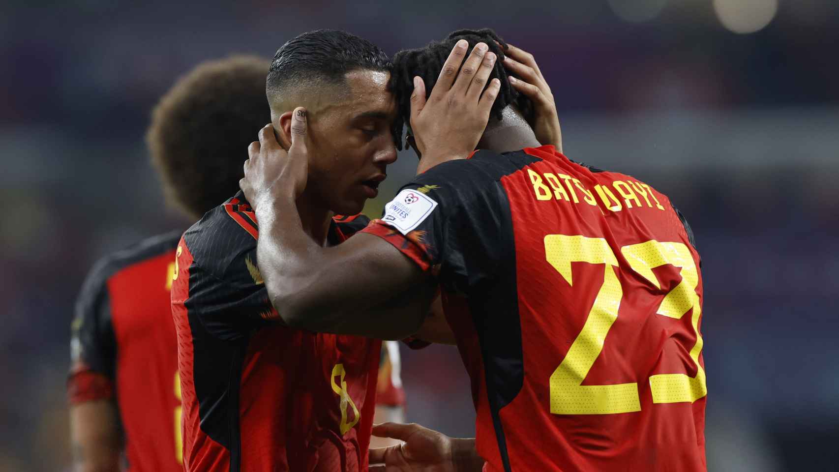 Batshuayi es felicitado por su gol en el Bélgica - Canadá