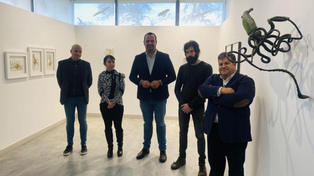 Juan Carlos Bueno, concejal de Turismo; Sonia Cabello, comisaria de la exposición, David Mingo, alcalde, Jorge Gil, comisario de la exposición y Francisco Miguel García, concejal de Cultura.