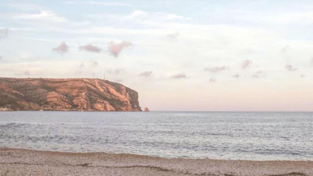 Cabo de San Antonio desde la playa de Xàbia.