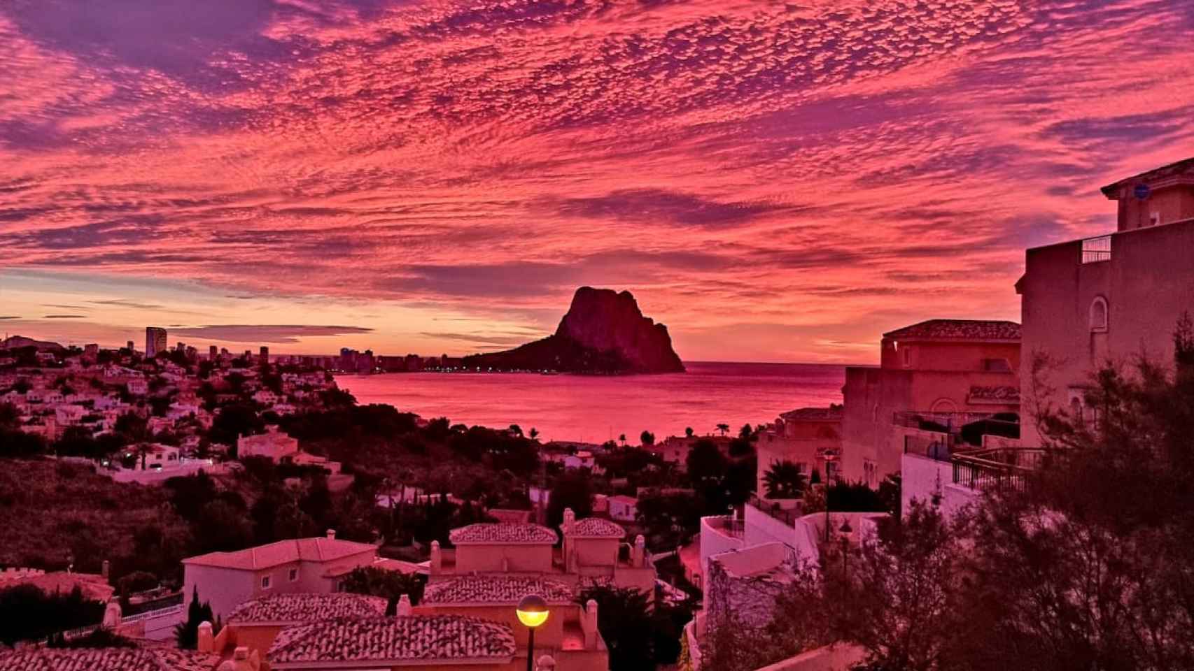 Cielo rojo esta mañana sobre el cielo de Calpe, en una imagen compartida por su Ayuntamiento.