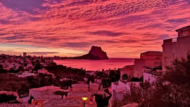 Cielo rojo esta mañana sobre el cielo de Calpe, en una imagen compartida por su Ayuntamiento.