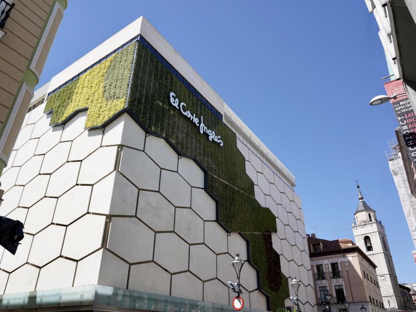 Centro comercial de El Corte Inglés en la calle Constitución de Valladolid que pasará a manos de una inmobiliaria