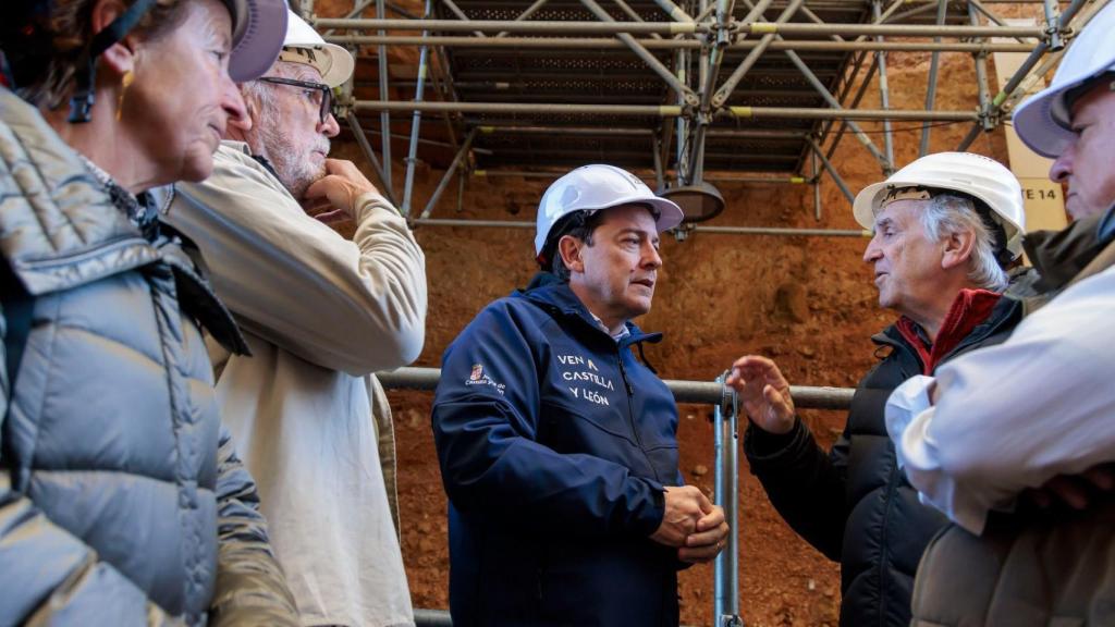 Alfonso Fernández Mañueco en su visita al Sistema Atapuerca.