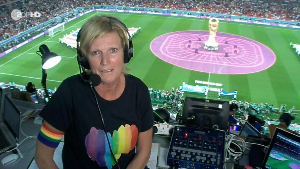 La periodista Claudia Neumann en el partido de Estados Unidos contra Gales en el Mundial de Qatar 2022.