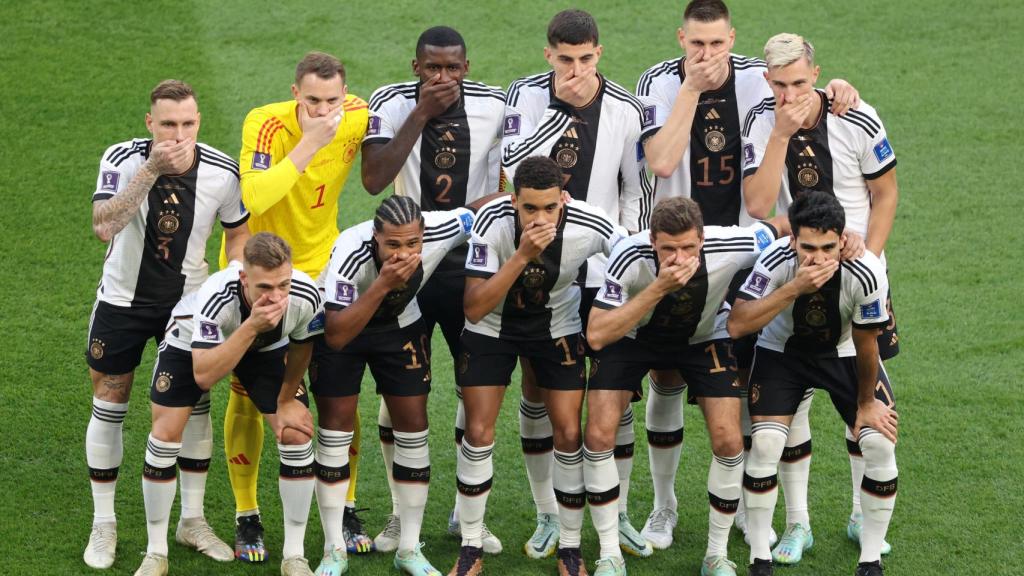 Los jugadores de Alemania posan tapándose la boca antes del inicio del partido frente a Japón