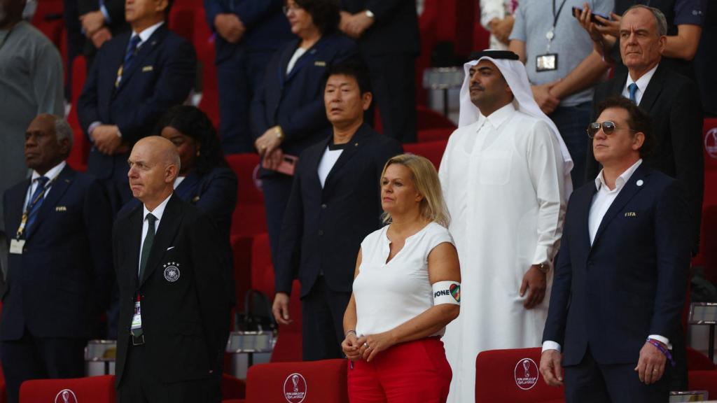 Nancy Faeser, ministra del Interior de Alemania, en el palco de autoridades junto a Gianni Infantino, presidente de la FIFA, con el brazalete 'One Love'