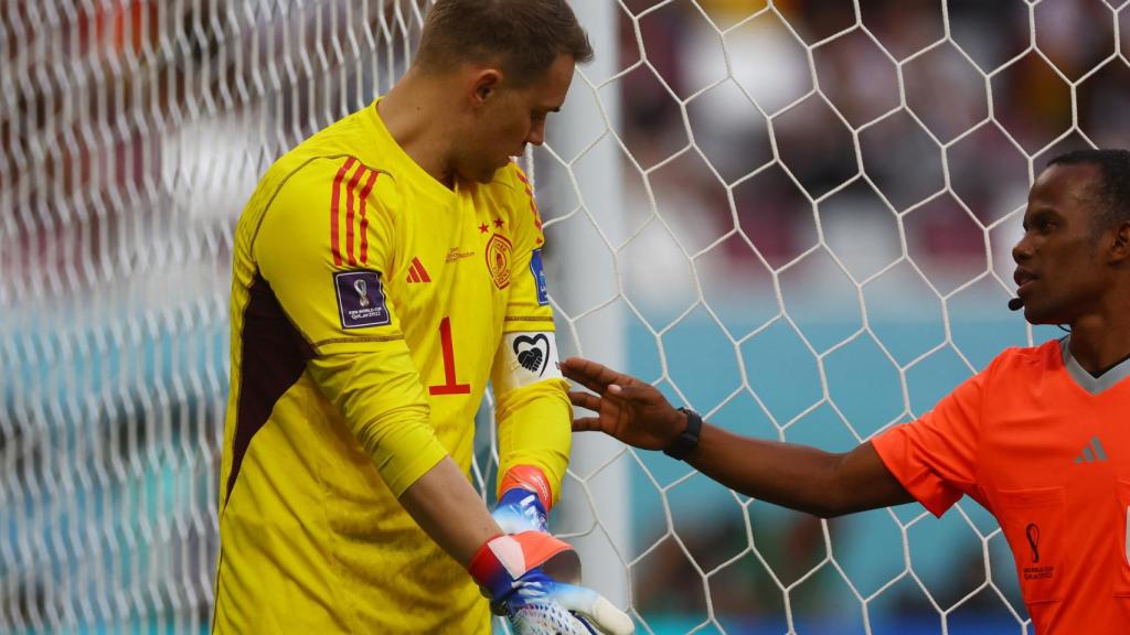 Un juez de línea revisa el brazalete de Neuer antes de empezar el partido