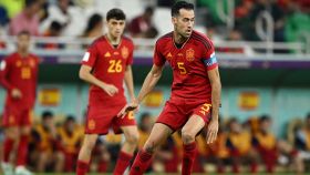 Sergio Busquets controla el balón en el debut de España en el Mundial de Qatar 2022