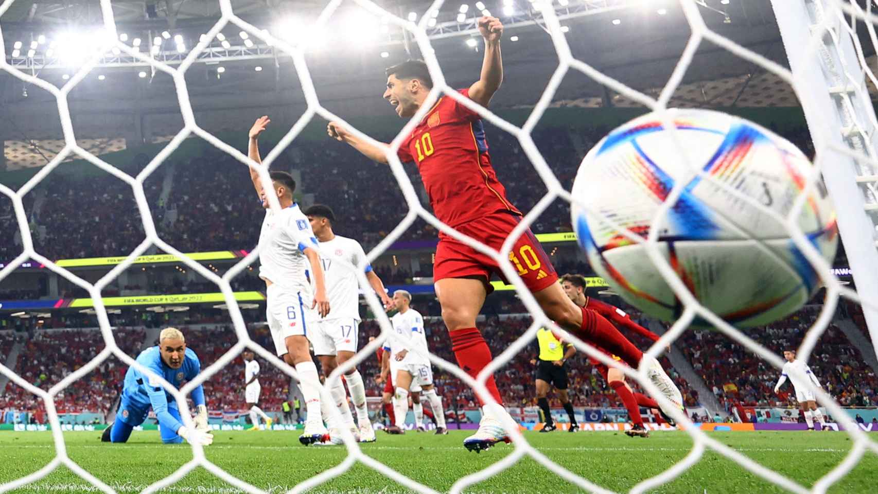 Marco Asensio celebra el primer gol de España anotado por Dani Olmo