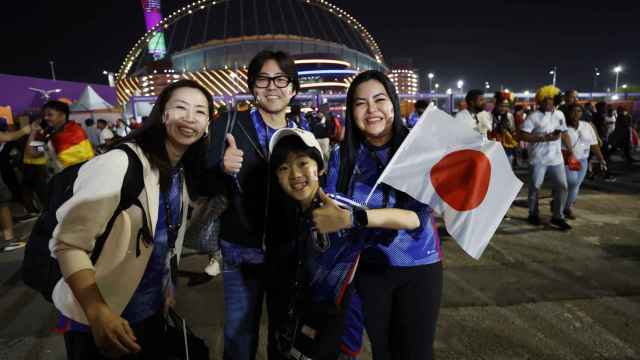 Varios aficionados de Japón, en la entrada al estadio.