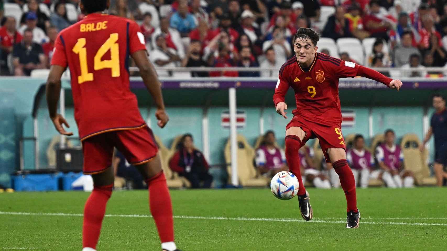 Gavi remata un balón y marca el quinto gol de España a Costa Rica