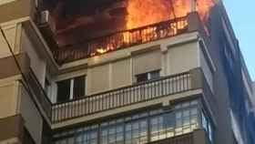Vídeo | Incendio en un bloque de viviendas en La Malagueta