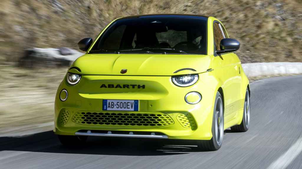 El Abarth 500e cuenta con elementos específicos para recalcar su deportividad.