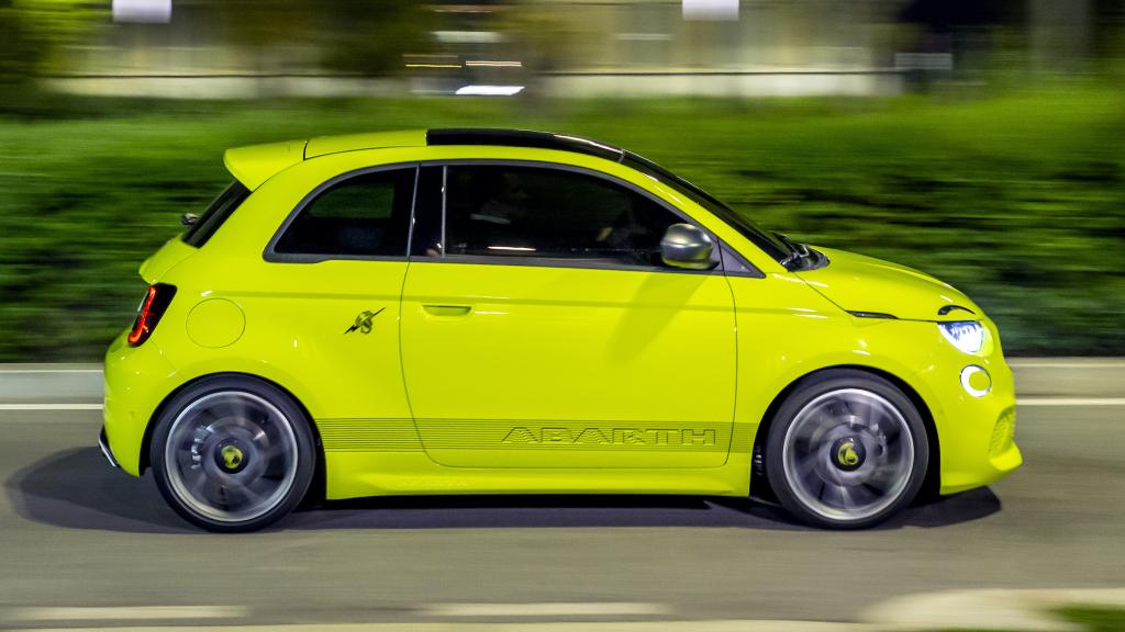 El Abarth 500e solo se ofrecerá en dos colores en su versión de lanzamiento.