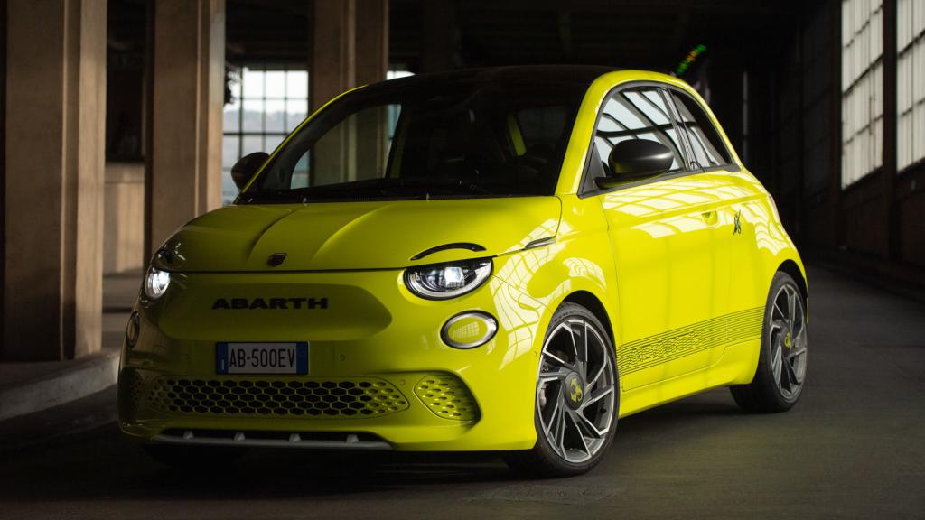 El Abarth 500e realiza el 0 a 100 km/h en siete segundos.