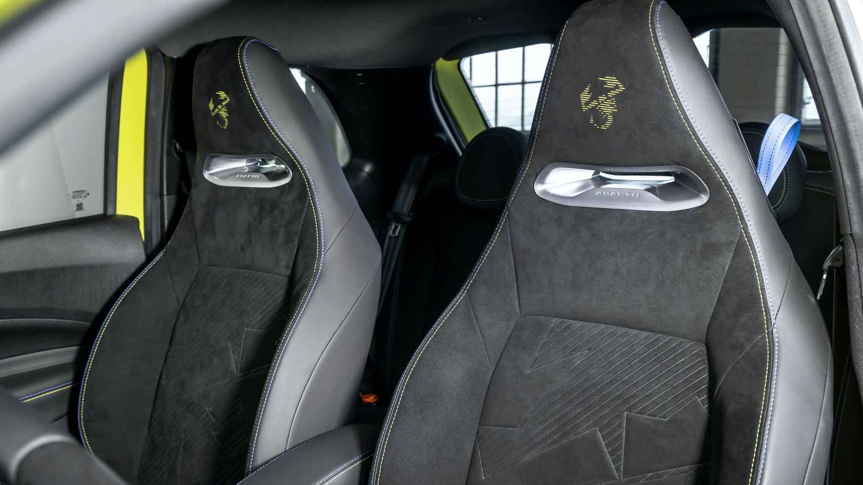 El Abarth 500e estrena un nuevo diseño para sus asientos deportivos con el escorpión estampado en alcántara.