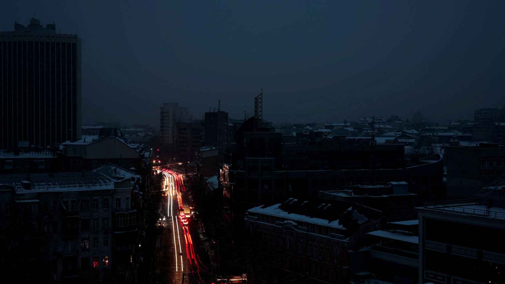 Imagen de la ciudad de Kiev, completamente a oscuras, tras la lluvia de misiles que ha lanzado Rusia.