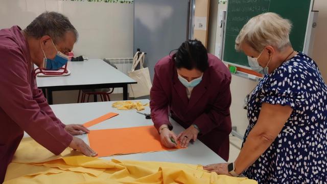 DTelas: Así hacen sus bolsos de tela reciclada los usuarios de la Fundación Adcor de A Coruña