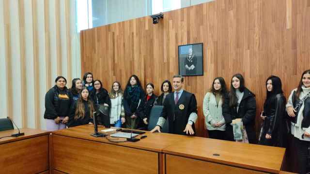 El juez decano de Vigo, Germán Serrano, recibe en la Sala de vistas número 5 de la Ciudad de la Justicia de Vigo a 17 alumnos del C.P.R. San Miguel.