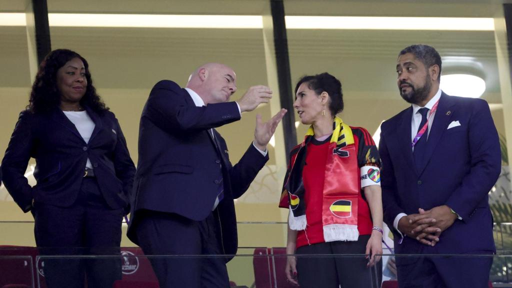 Gianni Infantino y Hadja Lahbib, ministra belga, en el palco durante el Bélgica - Canadá