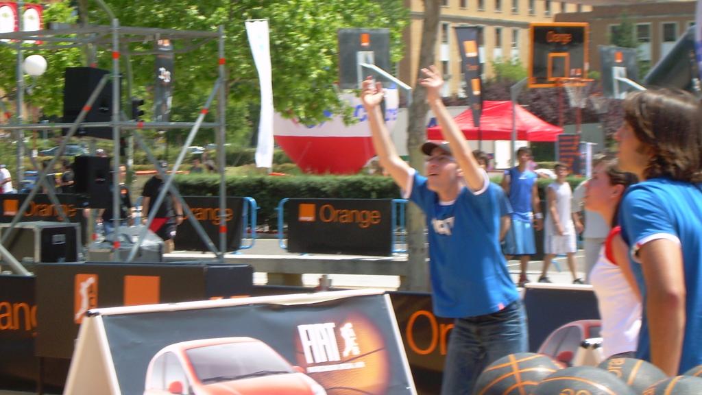 Álvaro encestando la canasta en el torneo de 3x3.