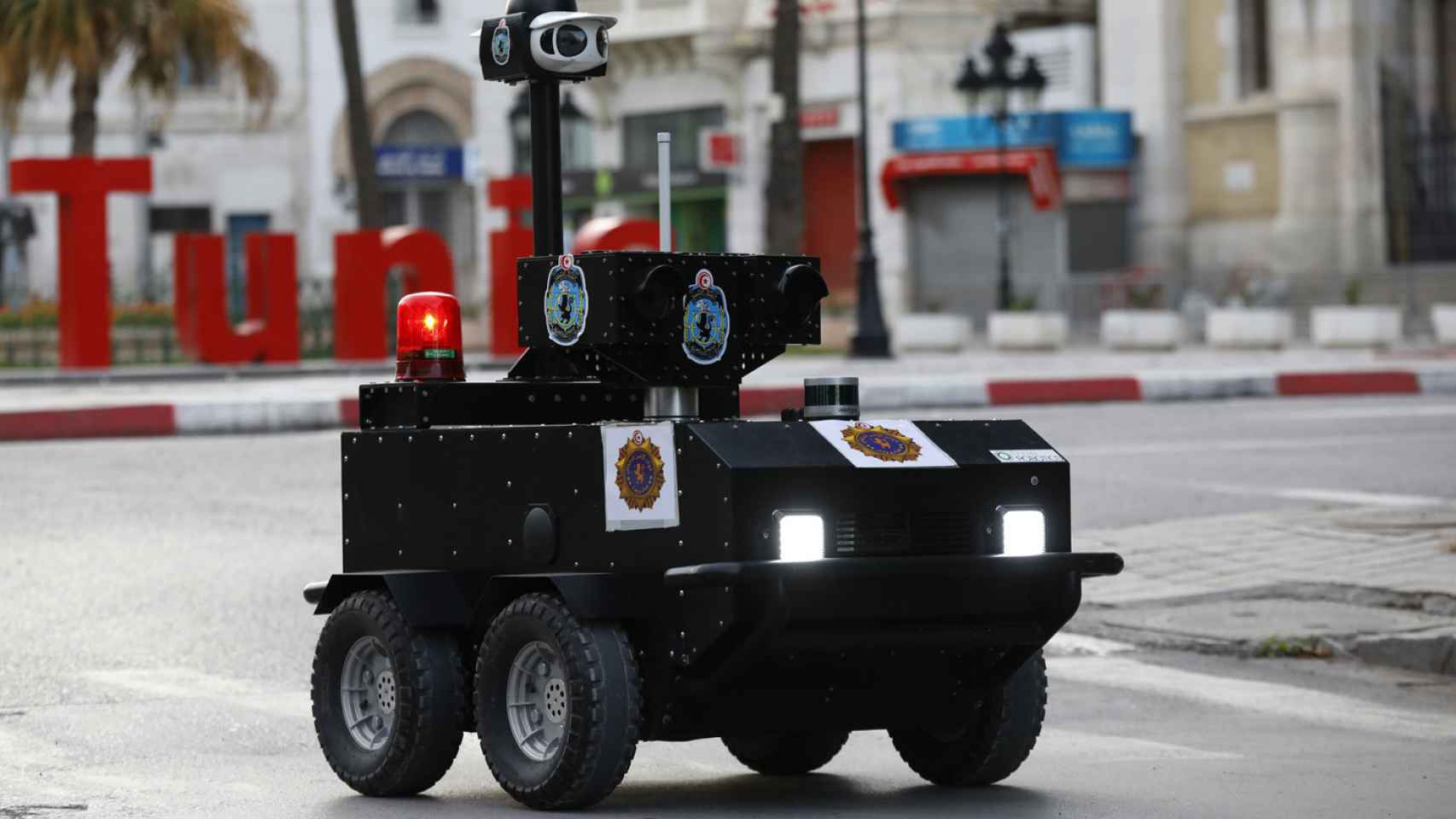 Robot usado en Túnez por la policía para vigilar que el confinamiento se cumpliera.
