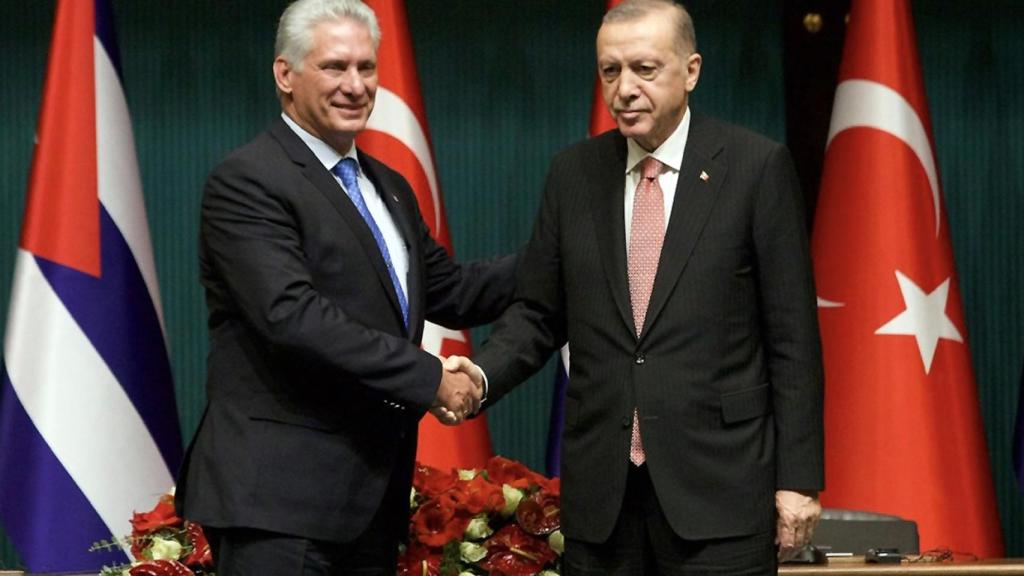 El presidente turco Recep Tayyip Erdogan (der.) participa en una rueda de prensa con su homólogo cubano Miguel Diaz-Canel, en Ankara