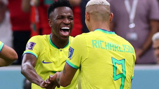 Neymar y Vinicius celebran un gol con Brasil